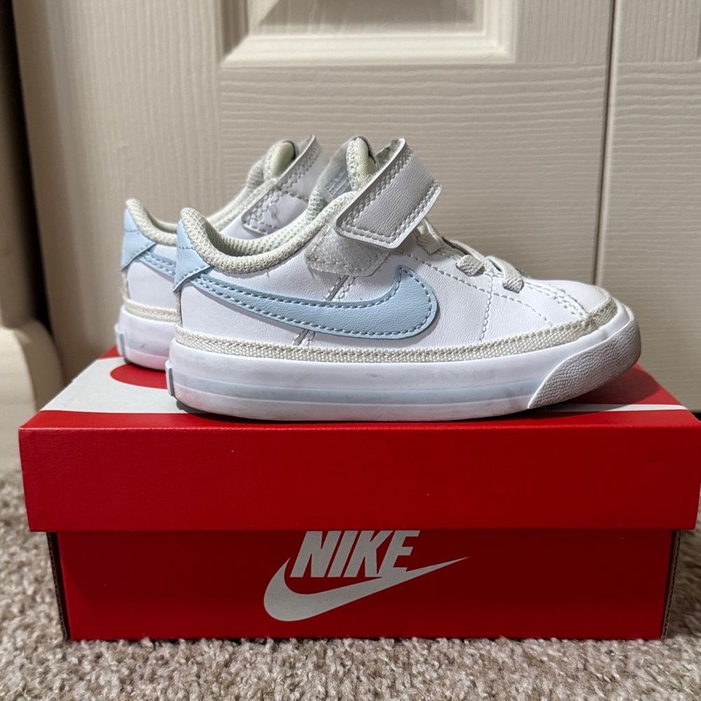 Nike Kids White and Light Blue Sneakers
Used
Still in good condition
6C
